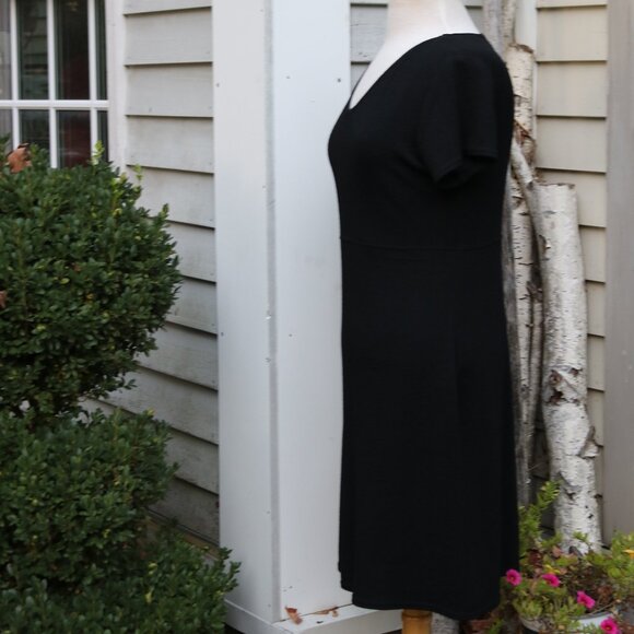 Rabbit Rabbit Rabbit Designs Black Knit Crepe V-Neck Short Sleeve Dress 12 - Picture 3 of 6